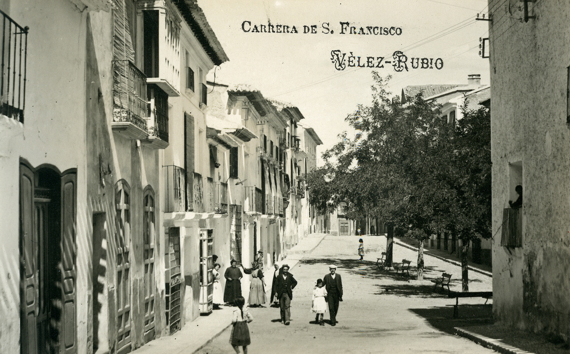 Vista general de la Carrera de San Francisco o del Mercado, escenario de la arquitectura barroca velezana, en una postal de principios del siglo XX