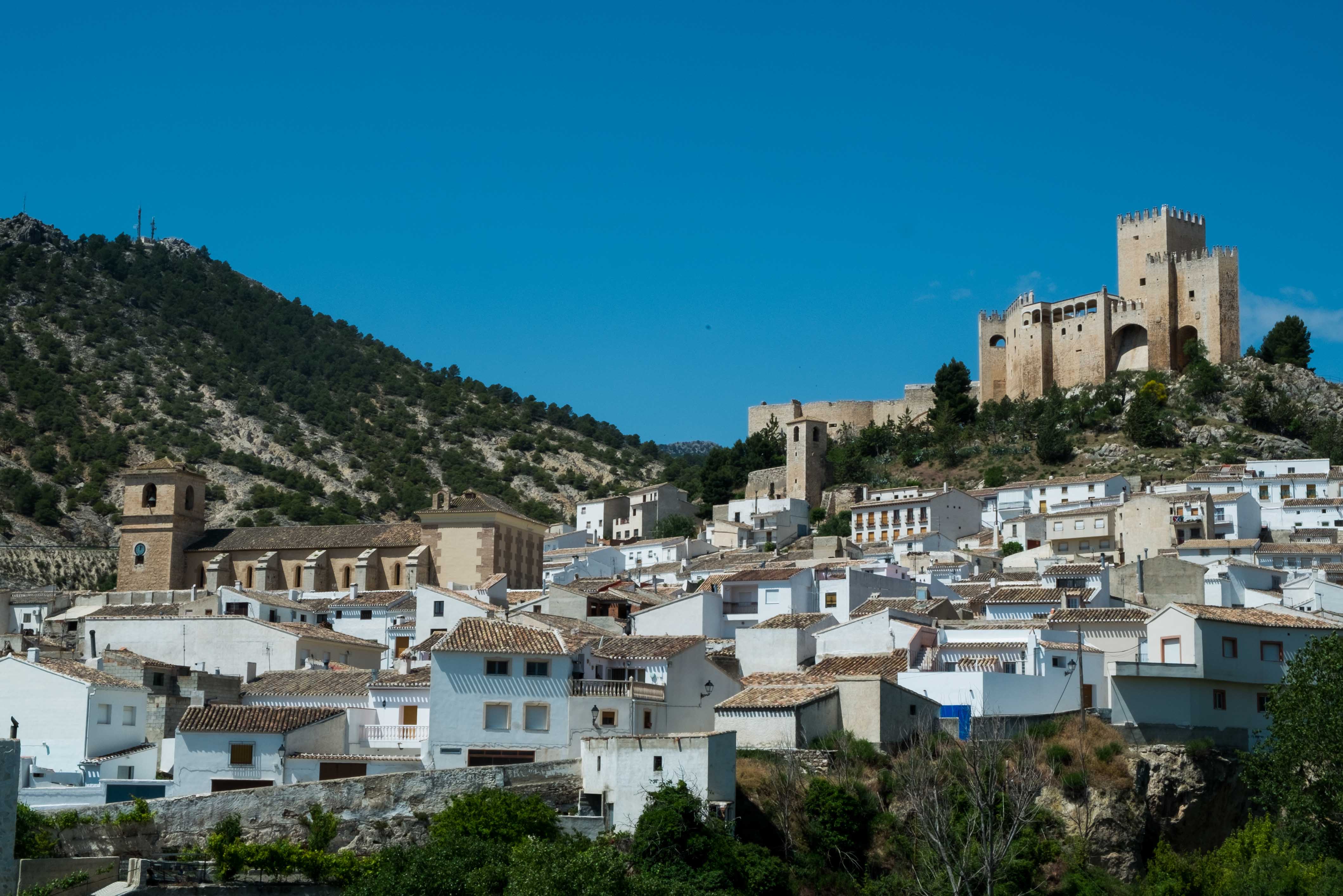 Vista general de Vélez Blanco, dominado por  el volumen del castillo © Fotografía: Paco Bonilla