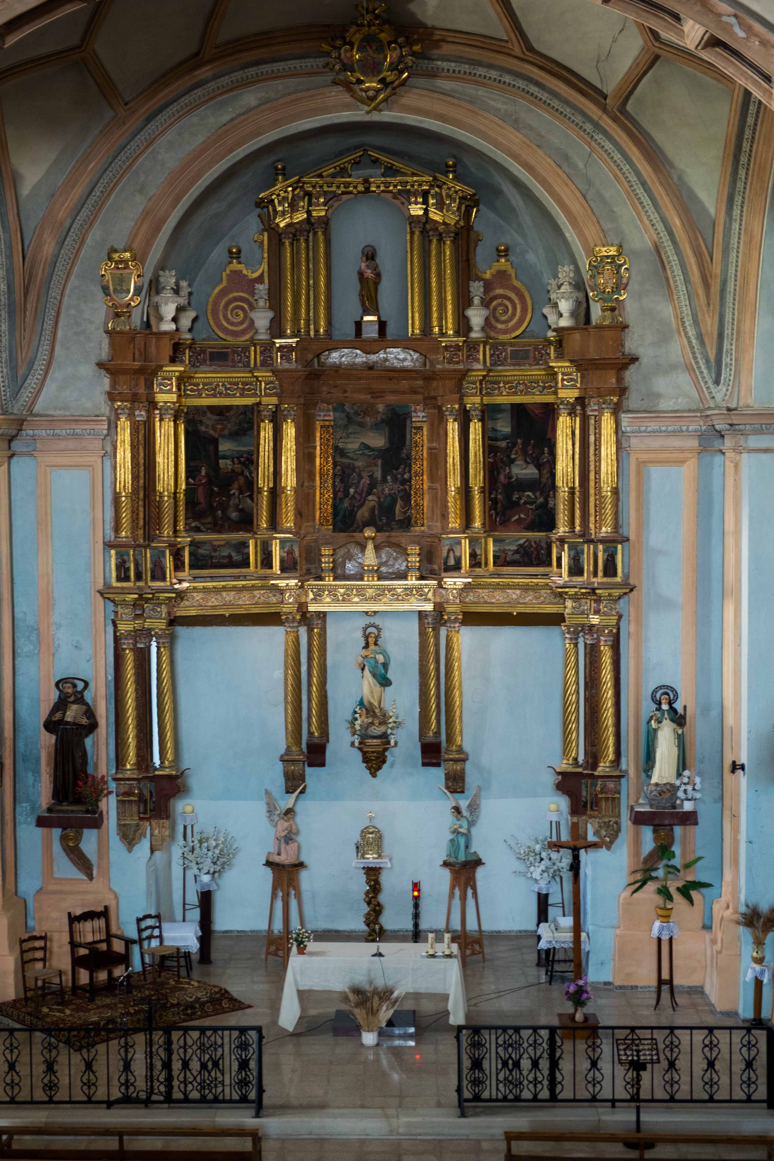 Interior y restos del retablo perdido en gran parte en 1936 © Fotografía: Paco Bonilla