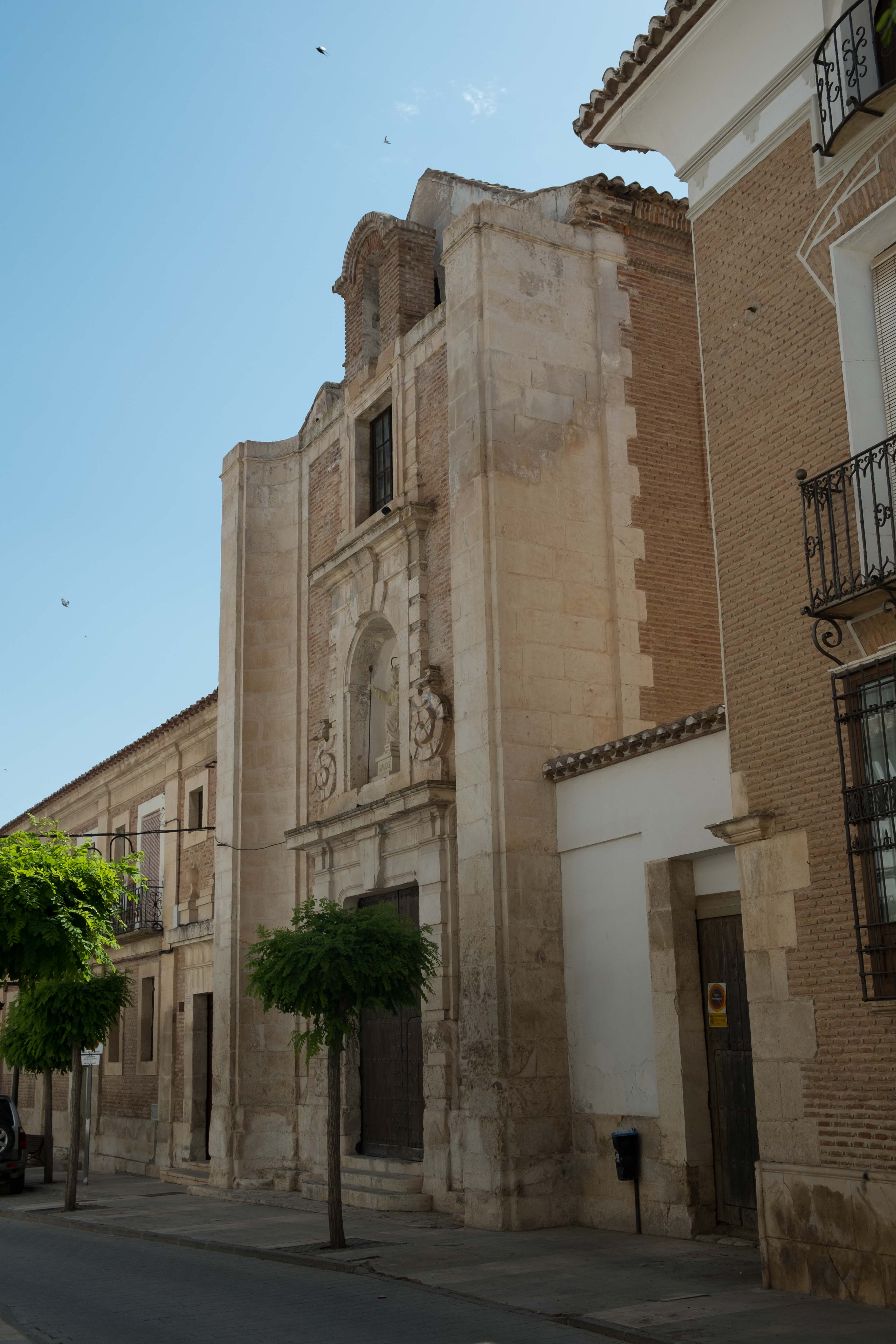 La misma iglesia y a continuación el antiguo palacio del marqués  © Fotografía: Paco Bonilla