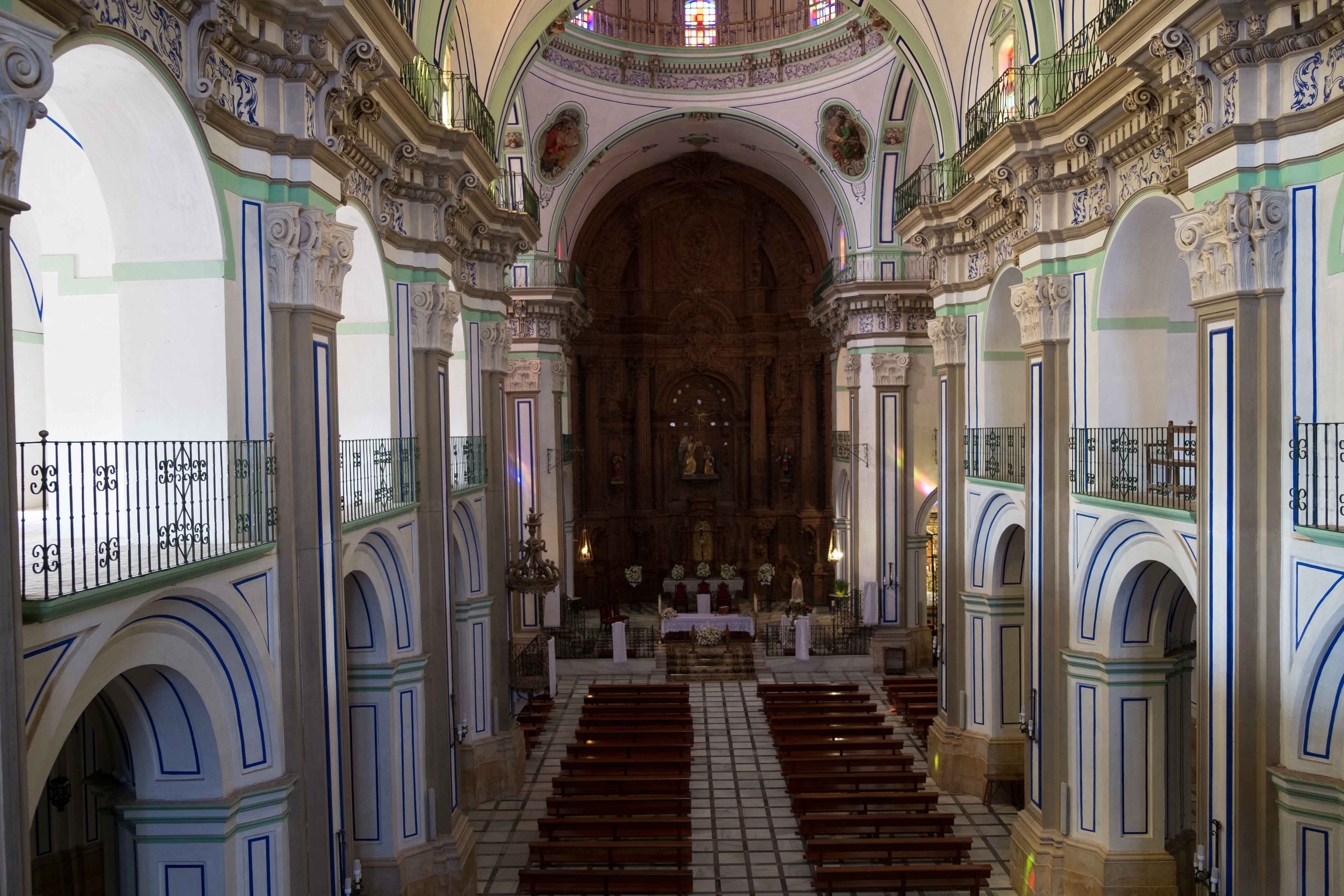. Interior dominado por el monumental retablo del altar mayor © Fotografía: Paco Bonilla