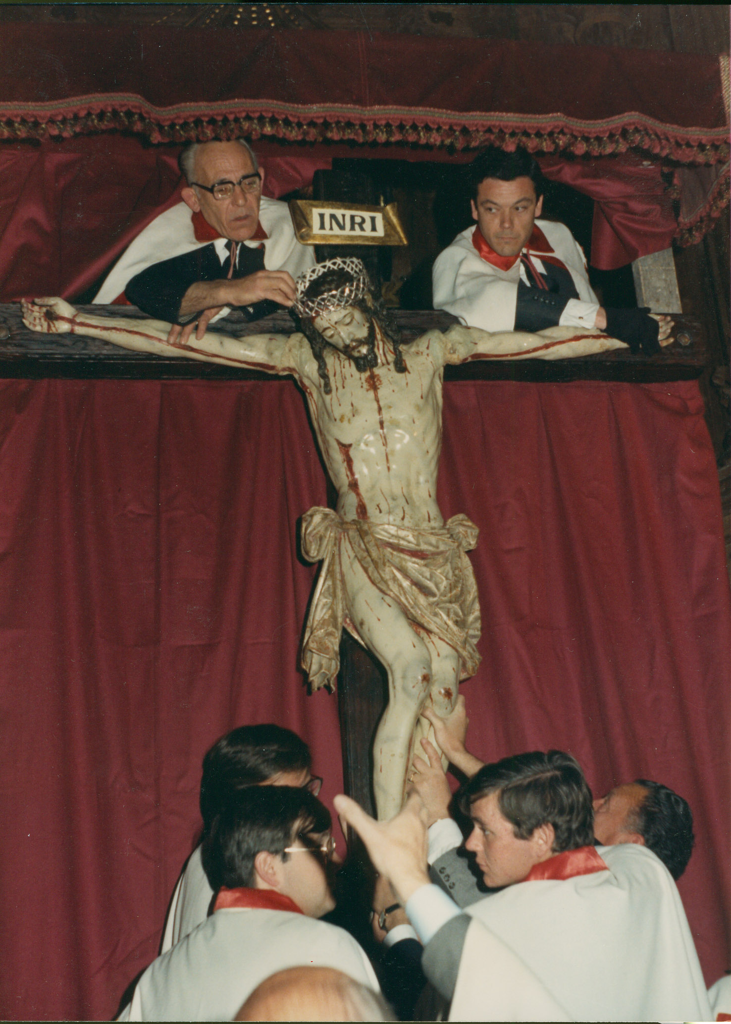 Ceremonia del enclavamiento del Cristo de la Caja para ser crucificado, realizado el Viernes Santo por la mañana. © Fotografía: Ramón López Rodríguez
