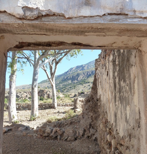 Ruinas de viviendas de la alquería de Hizam, junto a la ermita actual. © Fotografía: María Navarro
