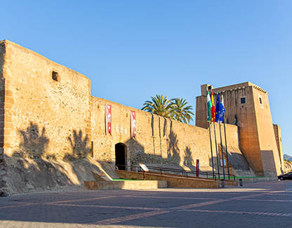 Puerta-principal-castillo-cuevas