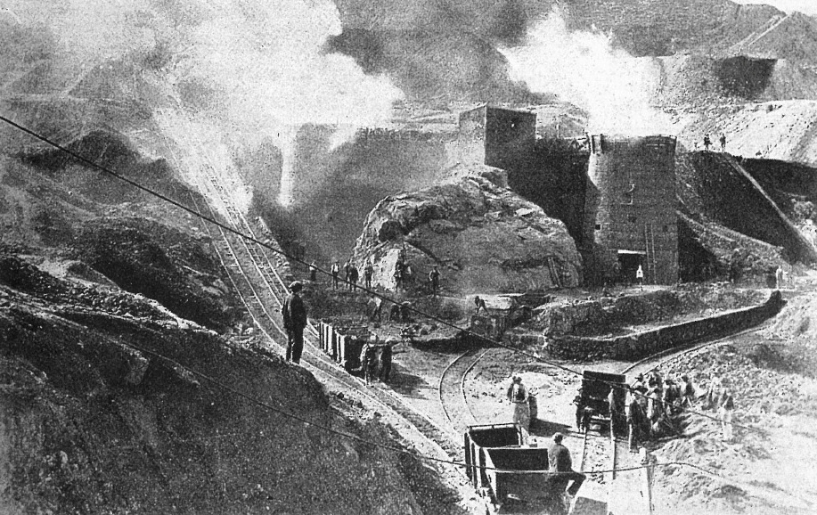 Instalaciones del socavón Colmenilas, dentro de las minas de Lucainena, a principios del siglo XX. Libro Trenes… pag. 72