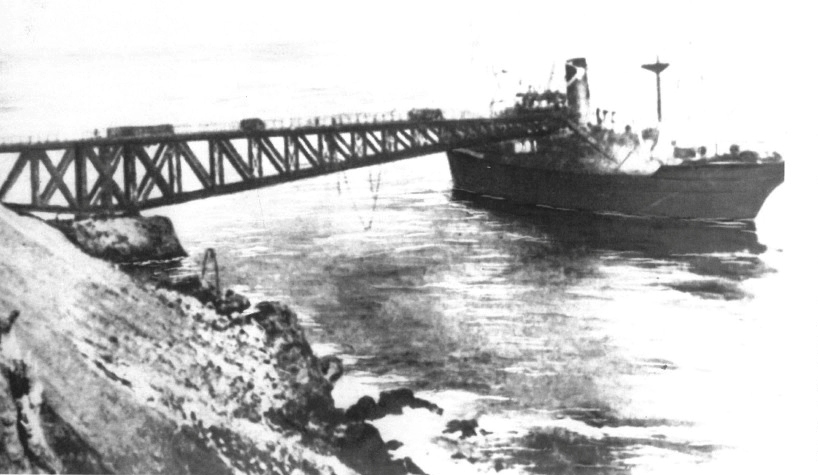 Cargadero de Agua Amarga y el buque Bartolo con la última carga de mineral de hierro en 1942. Libro Trenes… p. 80