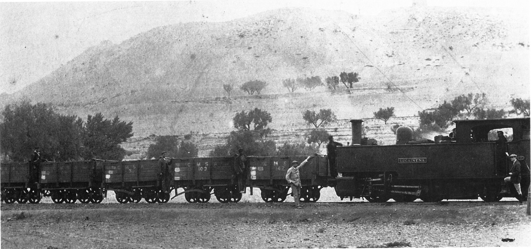 Una composición de locomotora y vagones cerca de la estación de Lucainena. Libro  Trenes… pag. 77