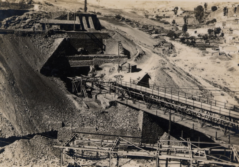 Tolva de mineral de Menas y puente metálico. Hacia 1917-1930. Foto de A.J. DONS. Colección Emilio Herrera Pérez