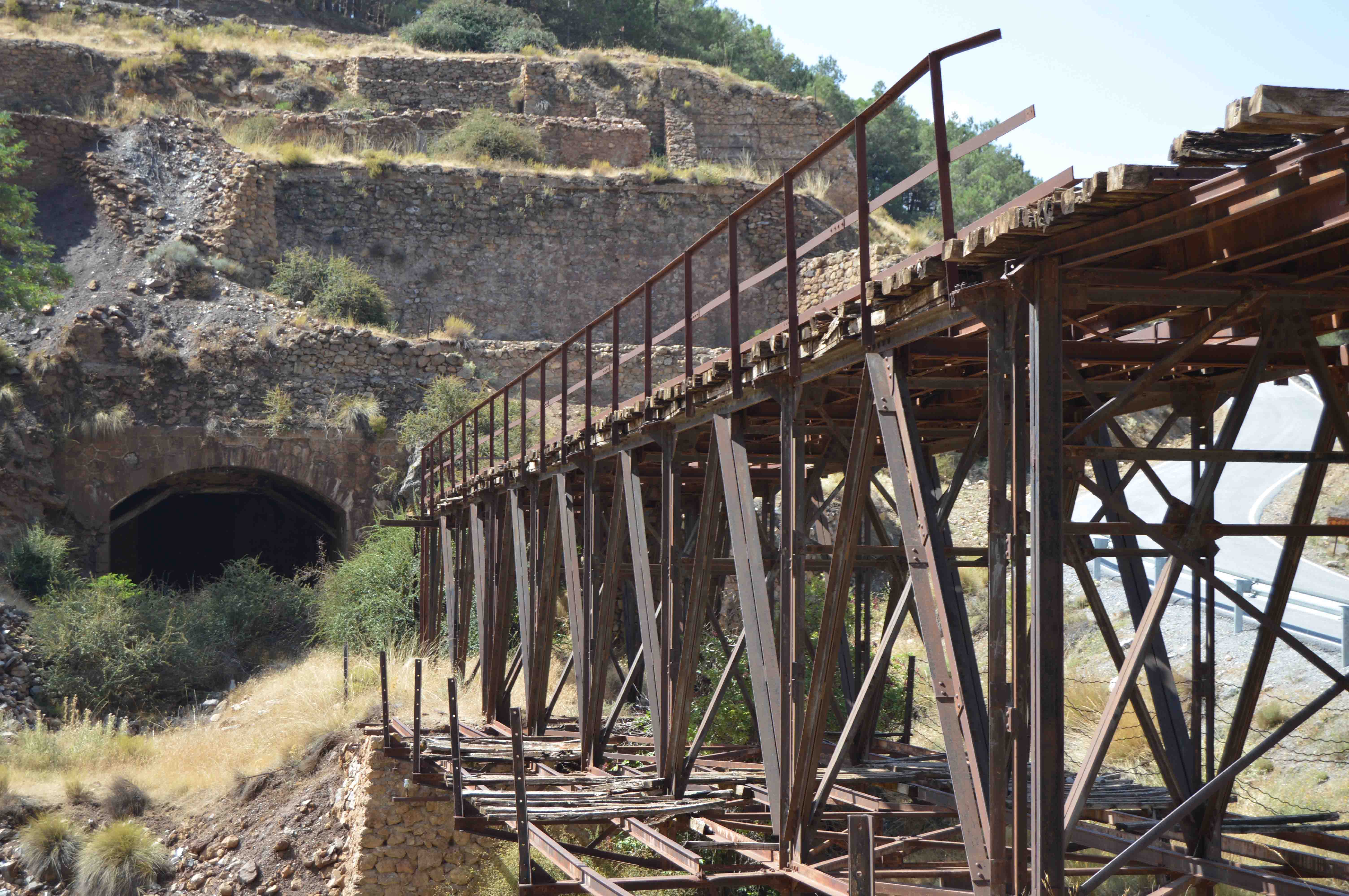 Puente metálico y partida del cable aéreo hacia el cargadero de Los Canos © Fotografía: Alfonso Ruiz