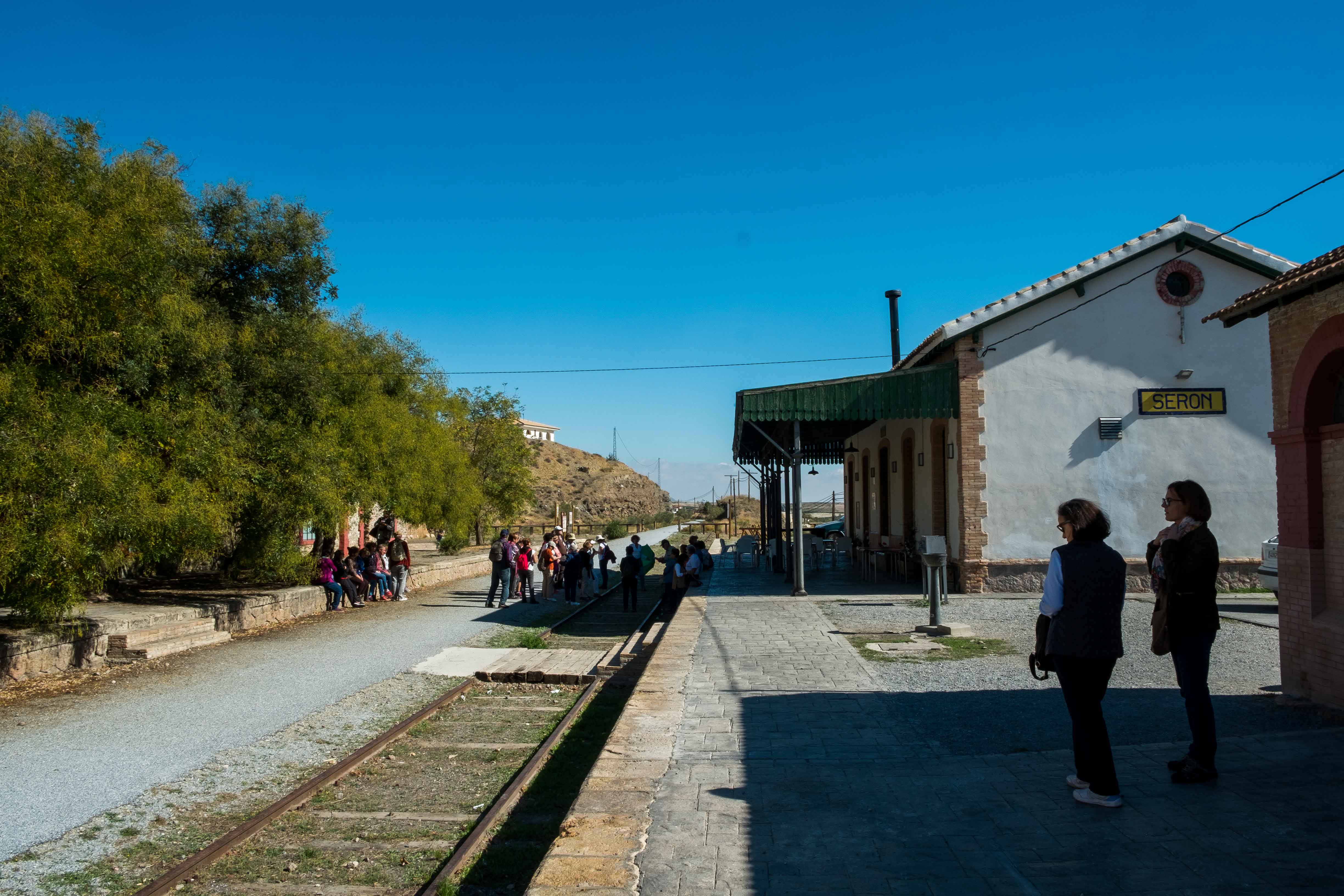 Antigua estación de ferrocarril de Serón, hoy convertida en restaurante y Vía Verde del Hierro al fondo © Fotografía: Paco Bonilla