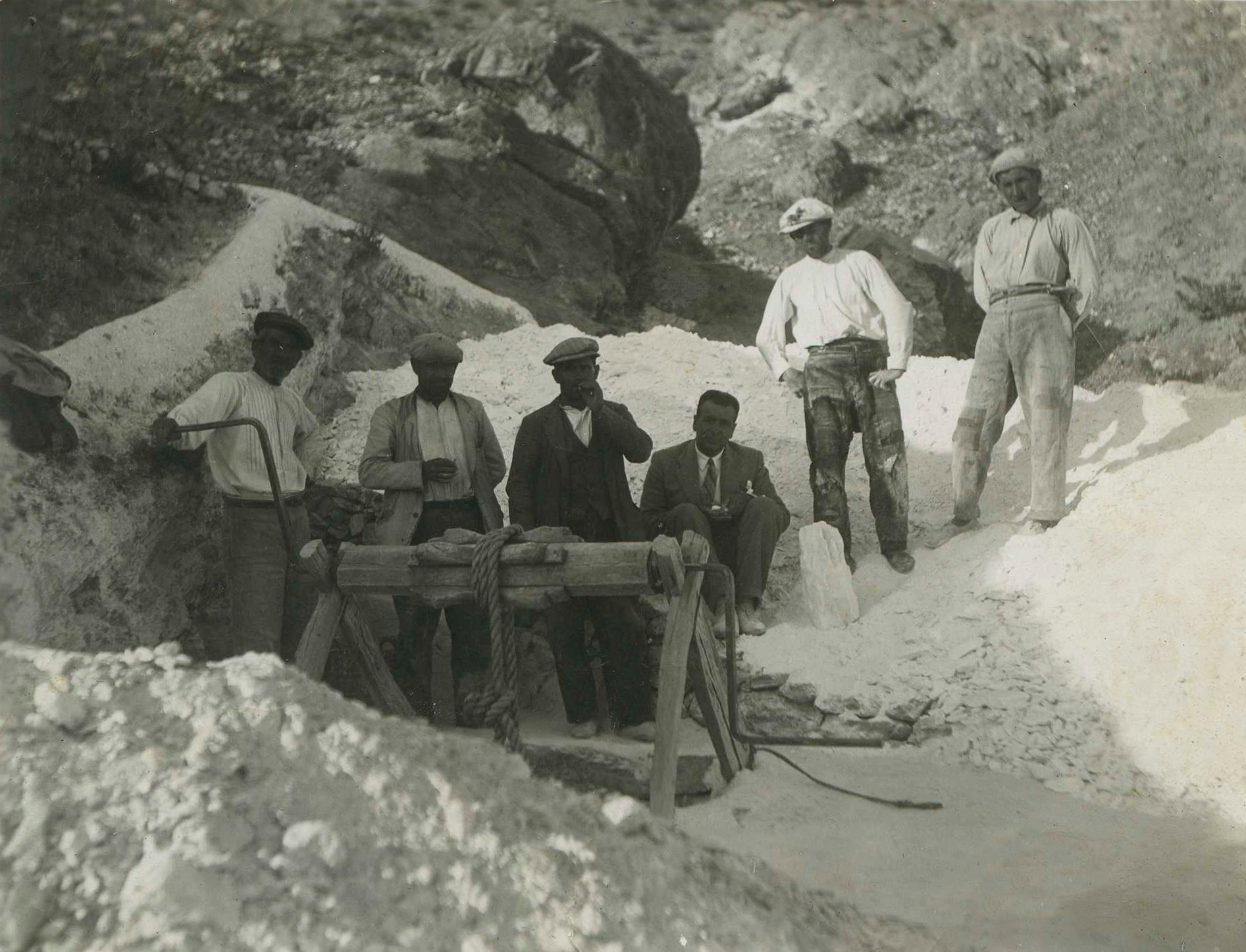 Trabajadores de la familia de “los Chimeneas” extrayendo jaboncillo del pozo Falange hacia los años cuarenta del siglo pasado © Fotografía: Antonio Azor