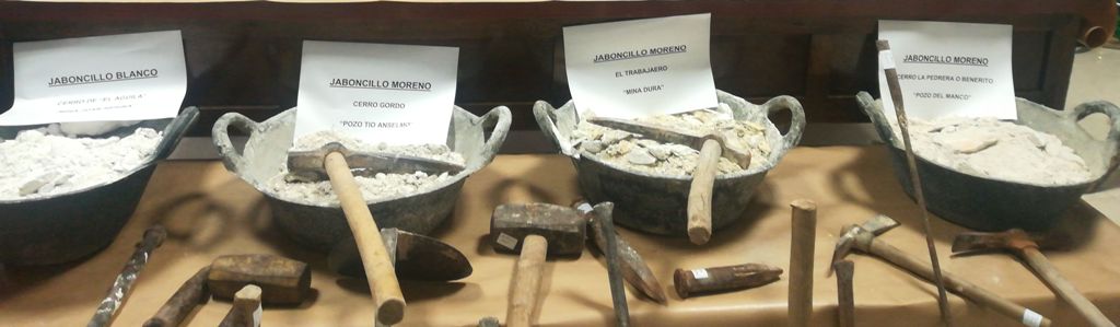 Muestras de distintos tipos de jaboncillo de las minas de Somontín