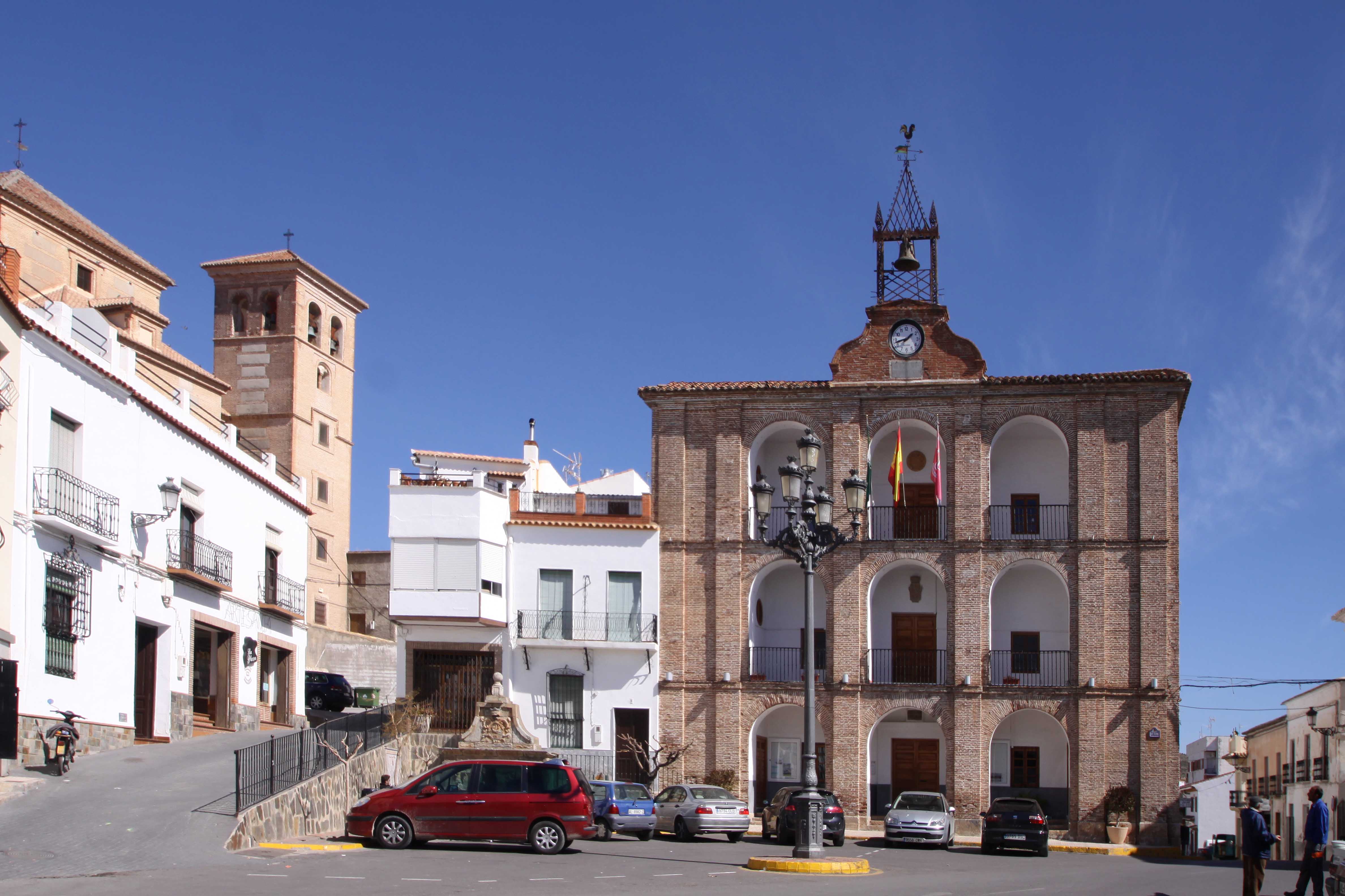 Plaza mayor de Laujar dominada por el volumen del Ayuntamiento © Fotografía: Pako Manzano