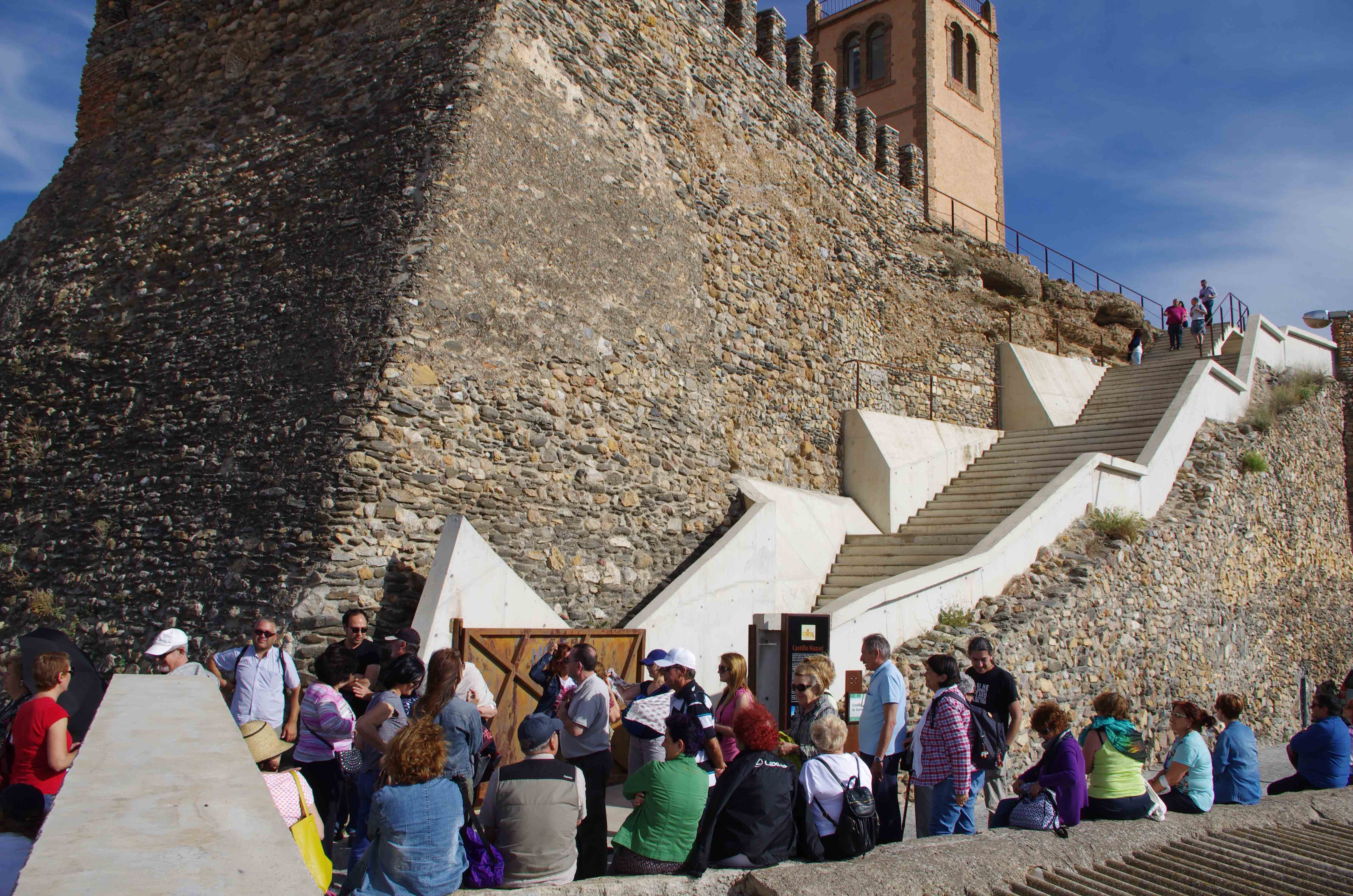 Grupo de visitantes accediendo al castillo. © Fotografía: José Ángel Fernández