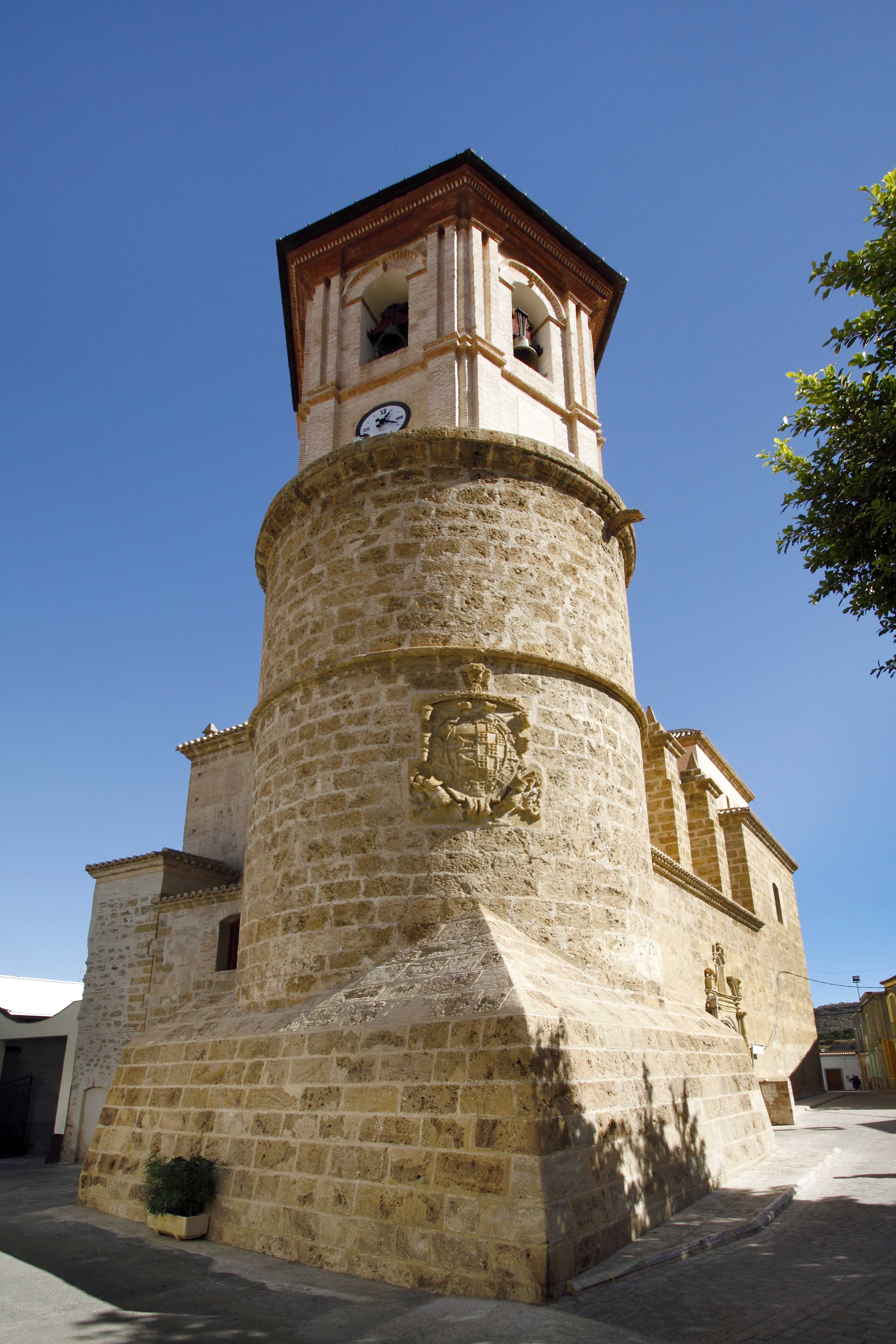 Torre monumental de la iglesia del convento, con el escudo de armas de D. Bernardino de Cárdenas. © Fotografía: Pako Manzano