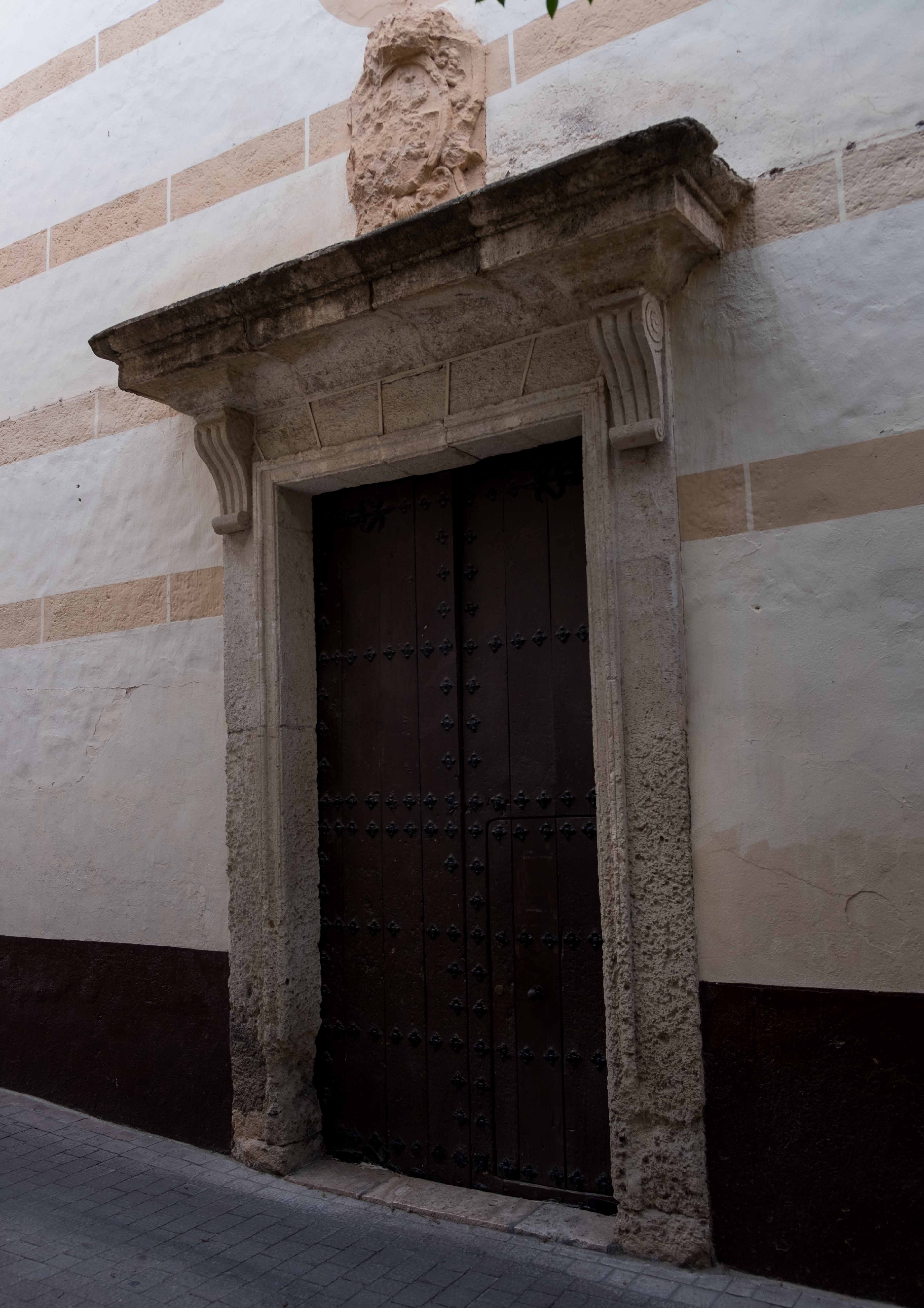 Portada de la iglesia parroquial con el maltrecho escudo de los duques de Maqueda© Fotografía: Pako Manzano