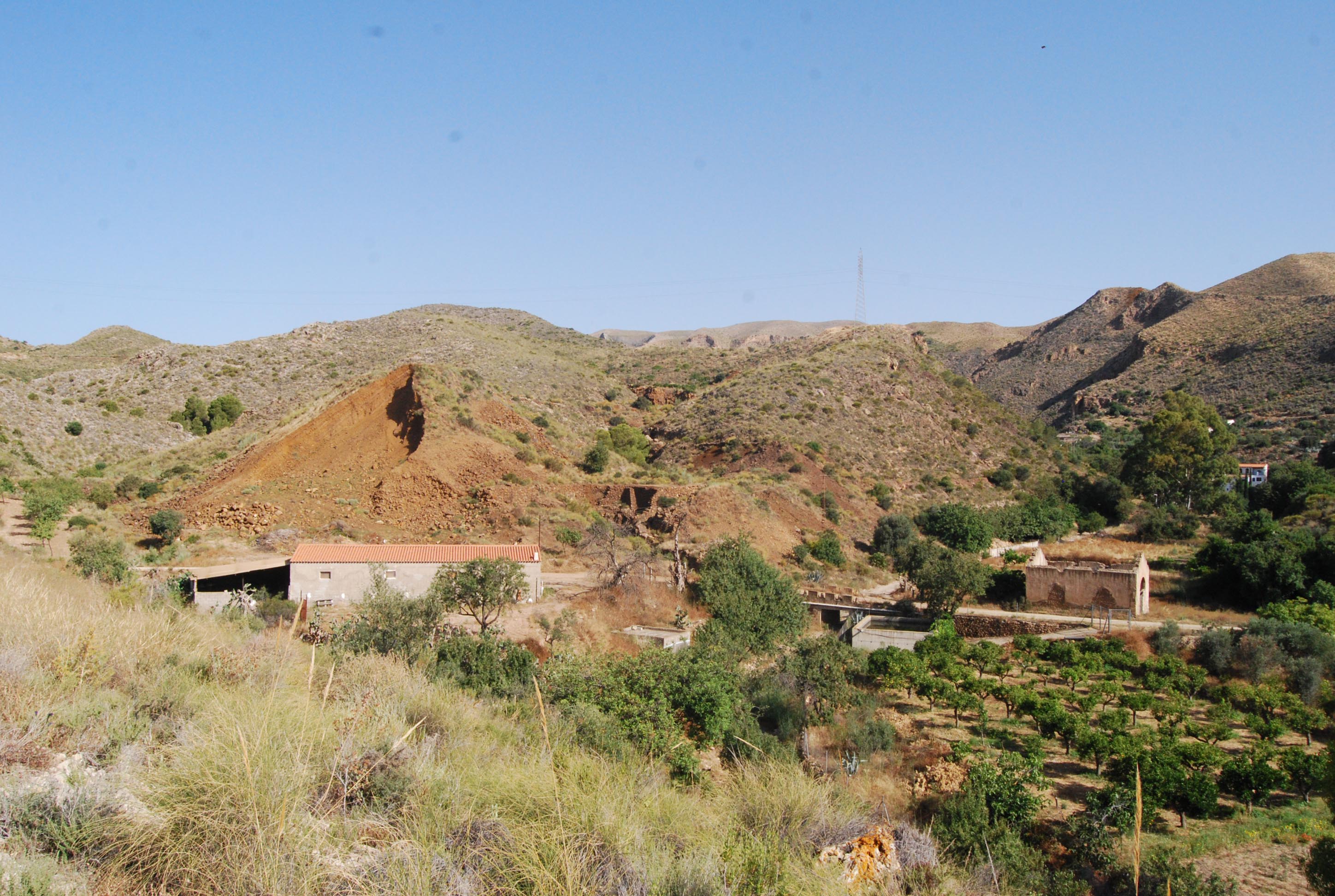 Vista general de la mina La Higuera, de la que se aprecia la montaña de la escombrera de hierro © Fotografía: Paco Bonilla