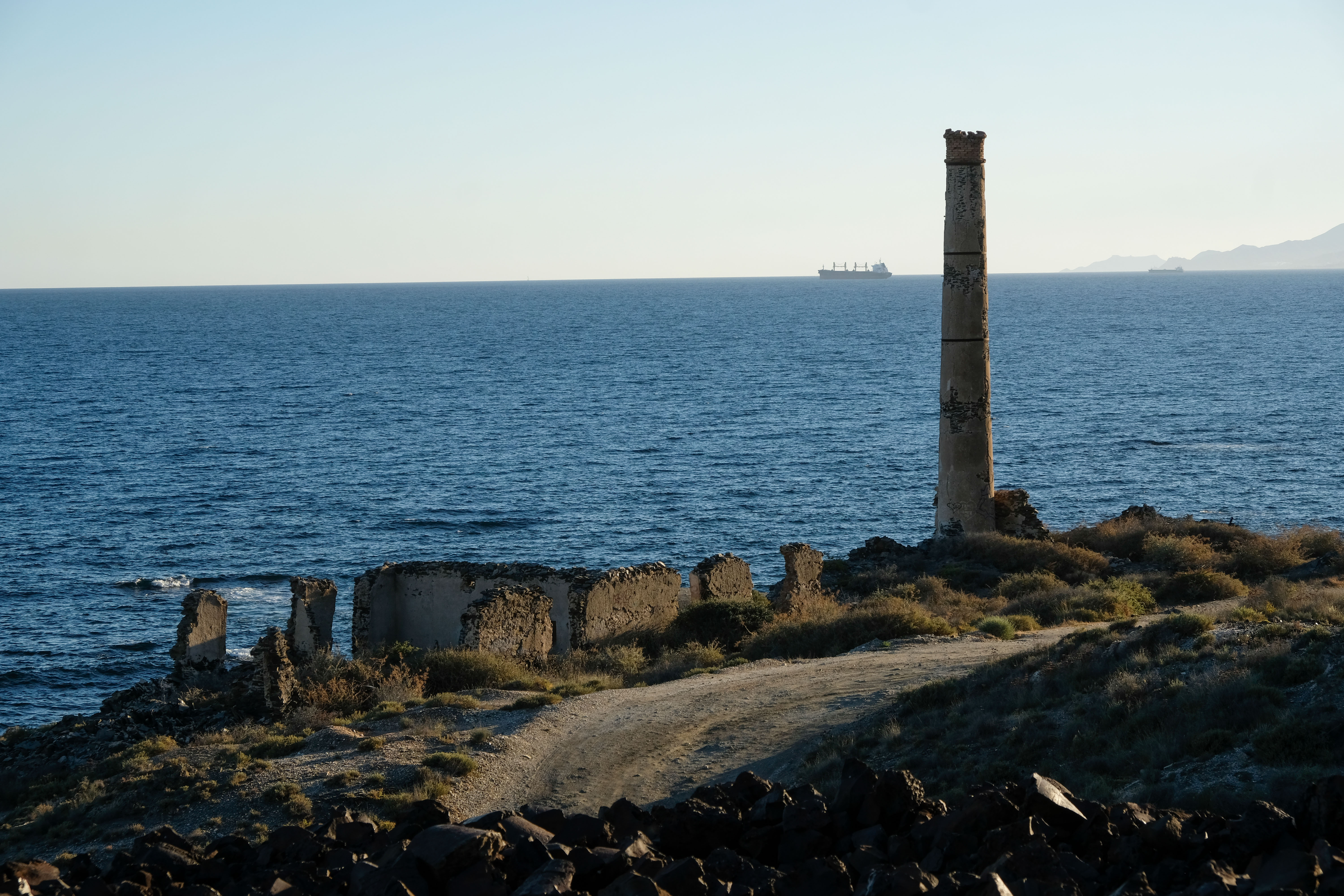 La costa a Levante de Villaricos está salpicada de restos antiguas fundiciones © Fotografía: Paco Bonilla