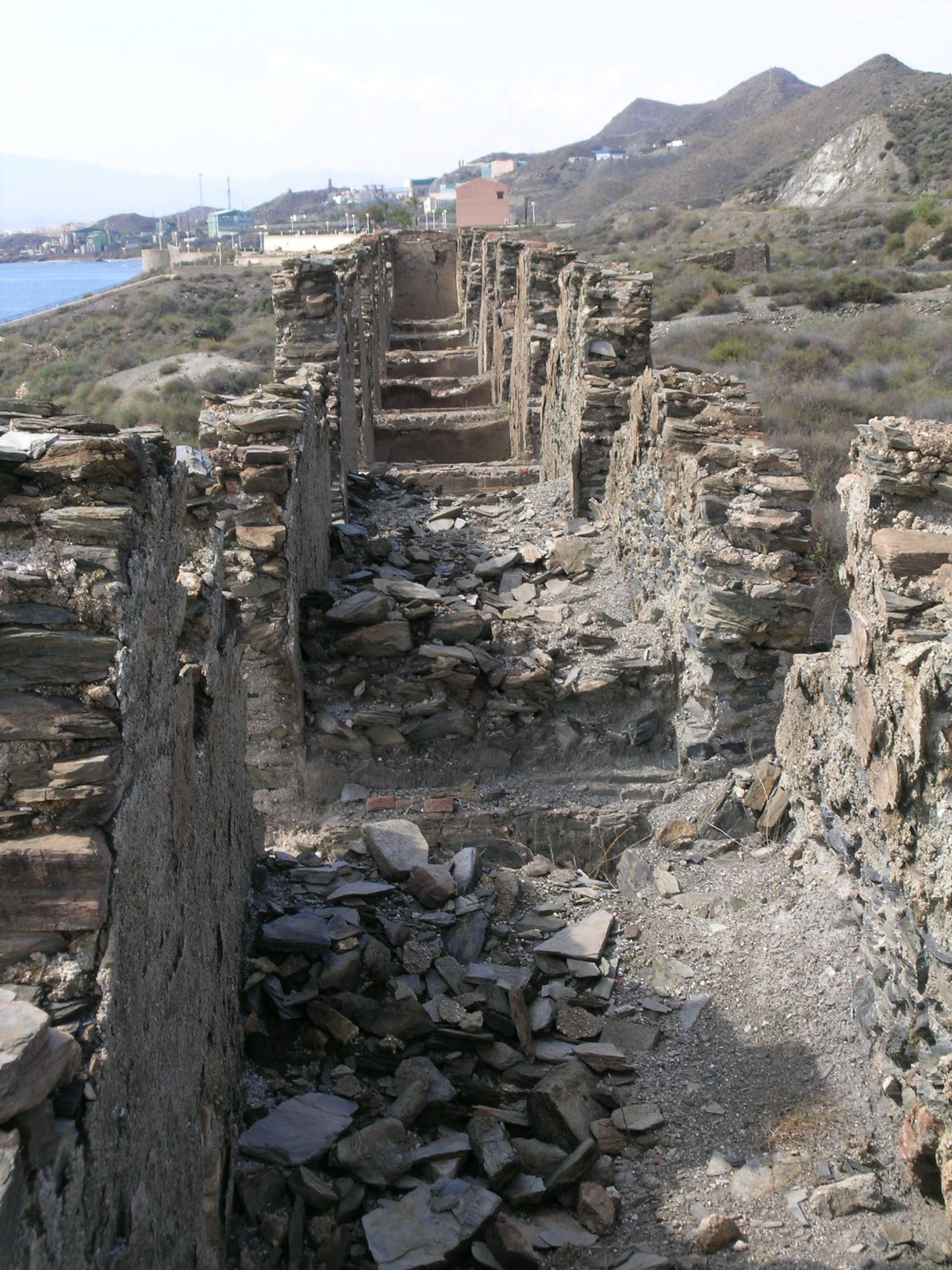 Ruinas del arranque de la antigua batería de hornos de la fundición de plomo © Fotografía: Alfonso Ruiz