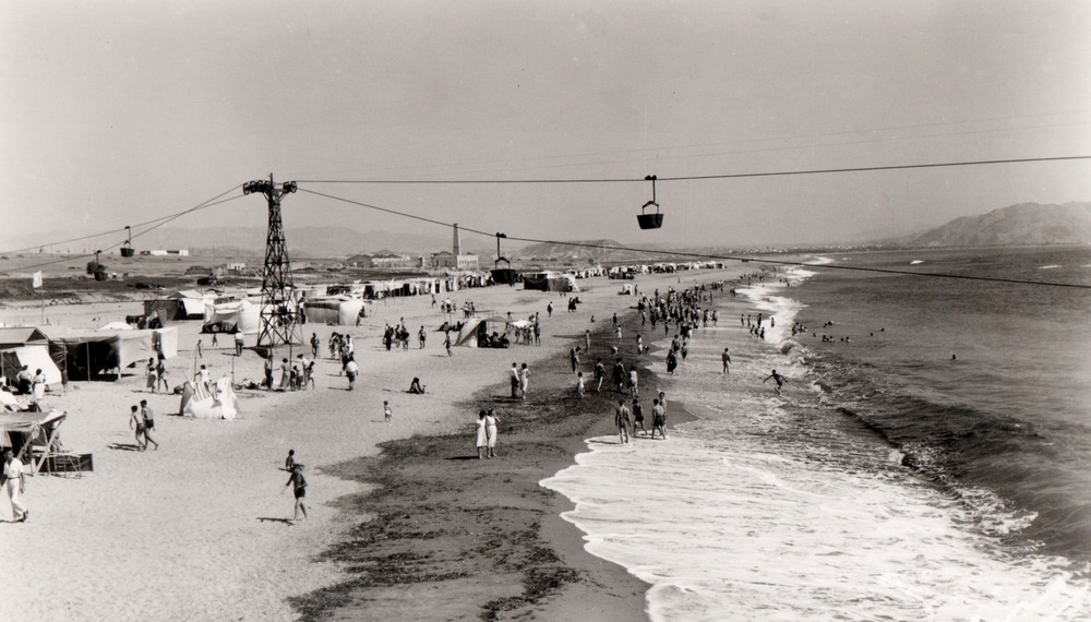 Antiguo cable aéreo llegando a la playa de Garrucha en los años cincuenta