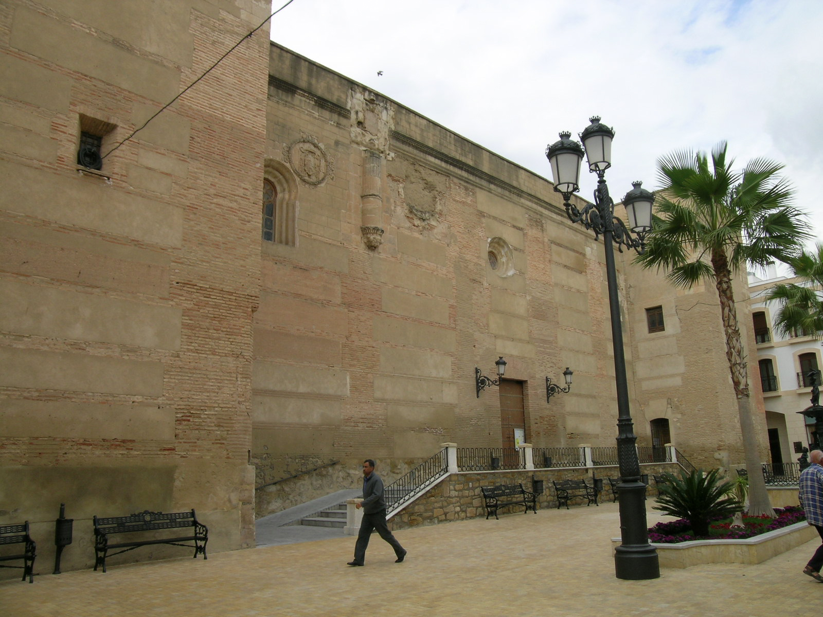 Plaza Mayor y fachada lateral de la iglesia parroquial. © Fotografía: Alfonso Ruiz
