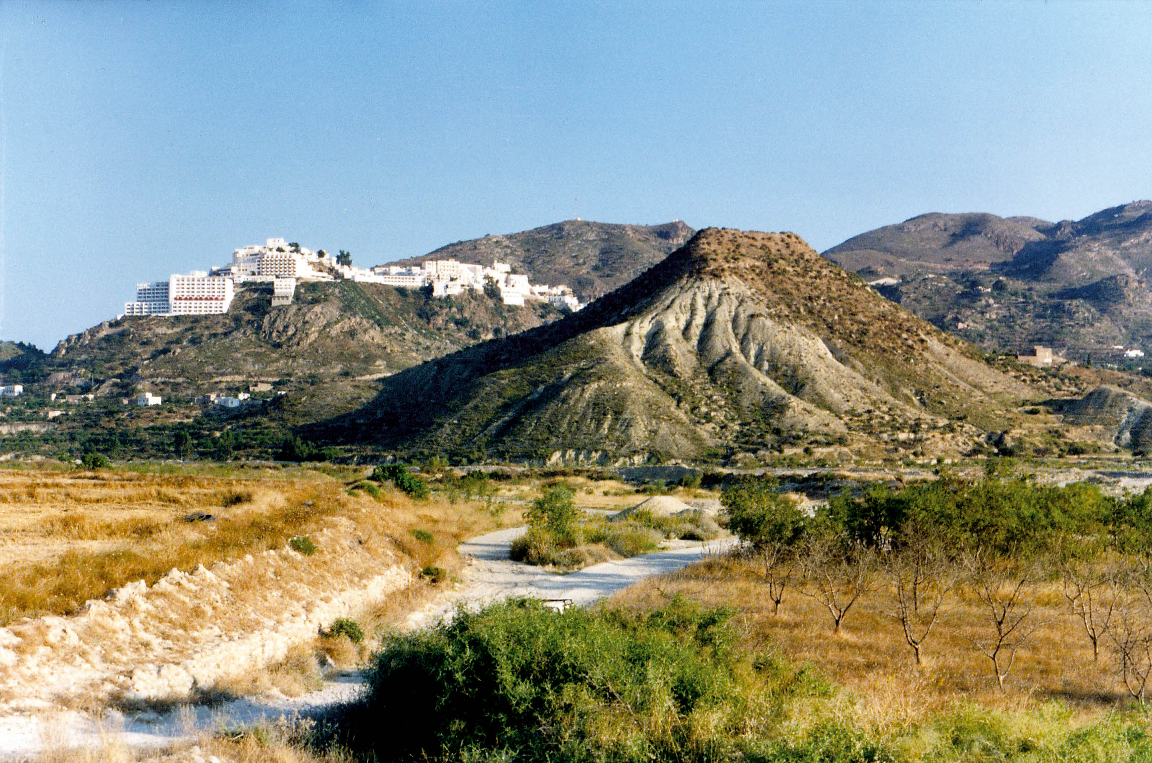 Mojácar la Vieja y al fondo la nueva población actual, separadas por los campos de cultivo. © Fotografía: Pako Manzano