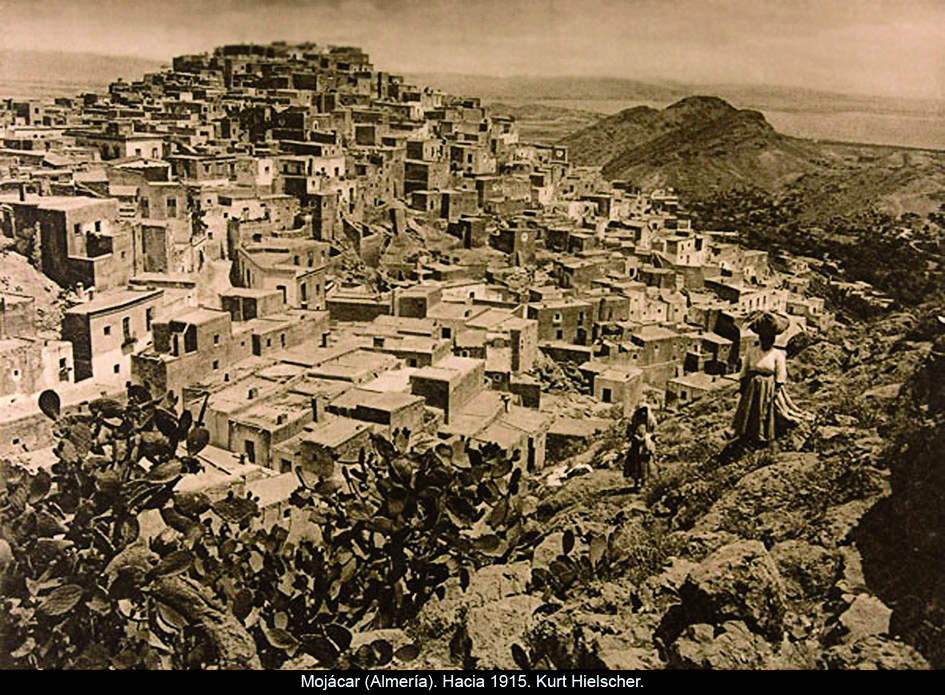 Imagen romántica de la Mojácar tradicional, conservando su aroma hispanomusulmán y norteafricano, hasta mediados del siglo pasado
