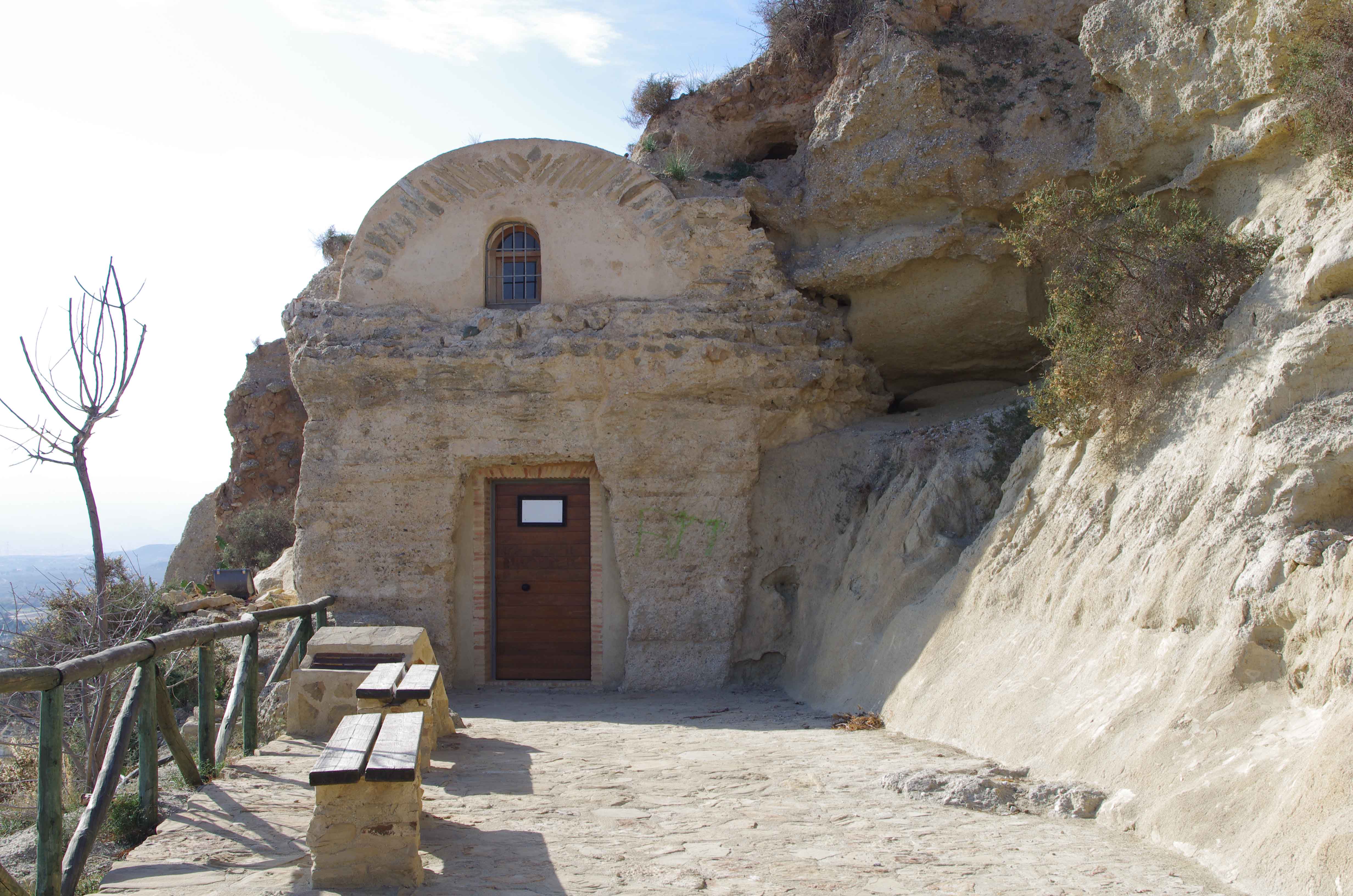 Ermita reconvertida en Centro de Interpretación del poblamiento medieval de Bayra, en el acceso al Cerro del Espíritu Santo. © Fotografía: José Ángel Fernández