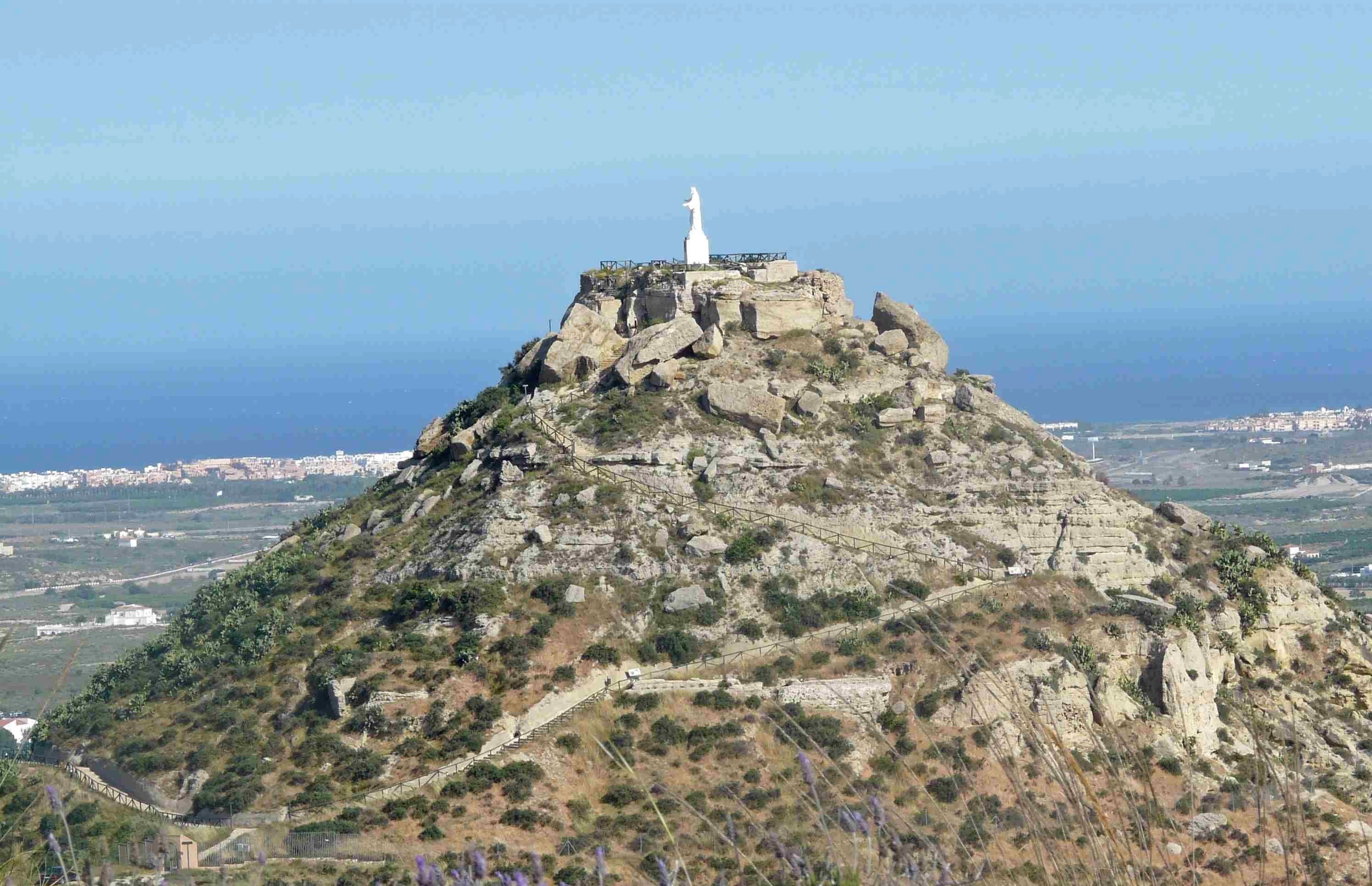 Cerro del Espíritu Santo. En la ladera se aprecian restos de las murallas de la Bayra medieval