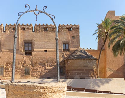 Patio de armas y casa palacio