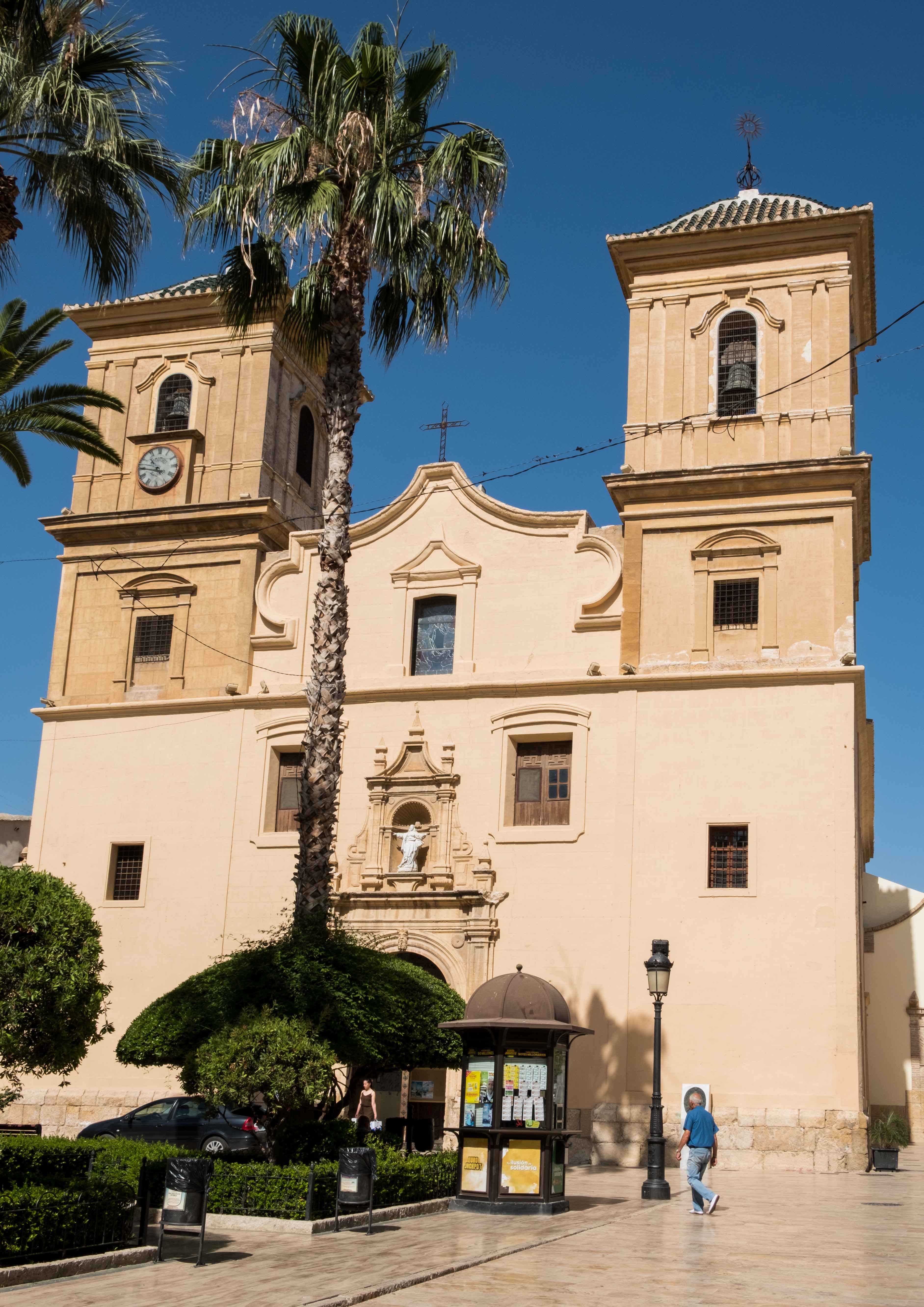 Vista exterior de la iglesia parroquial © Fotografía: Paco Bonilla