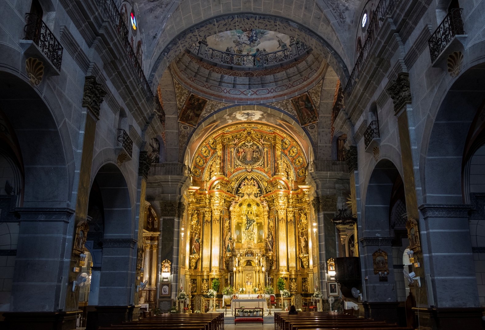 Detalle del interior con el monumental retablo al fondo © Fotografía: Paco Bonilla