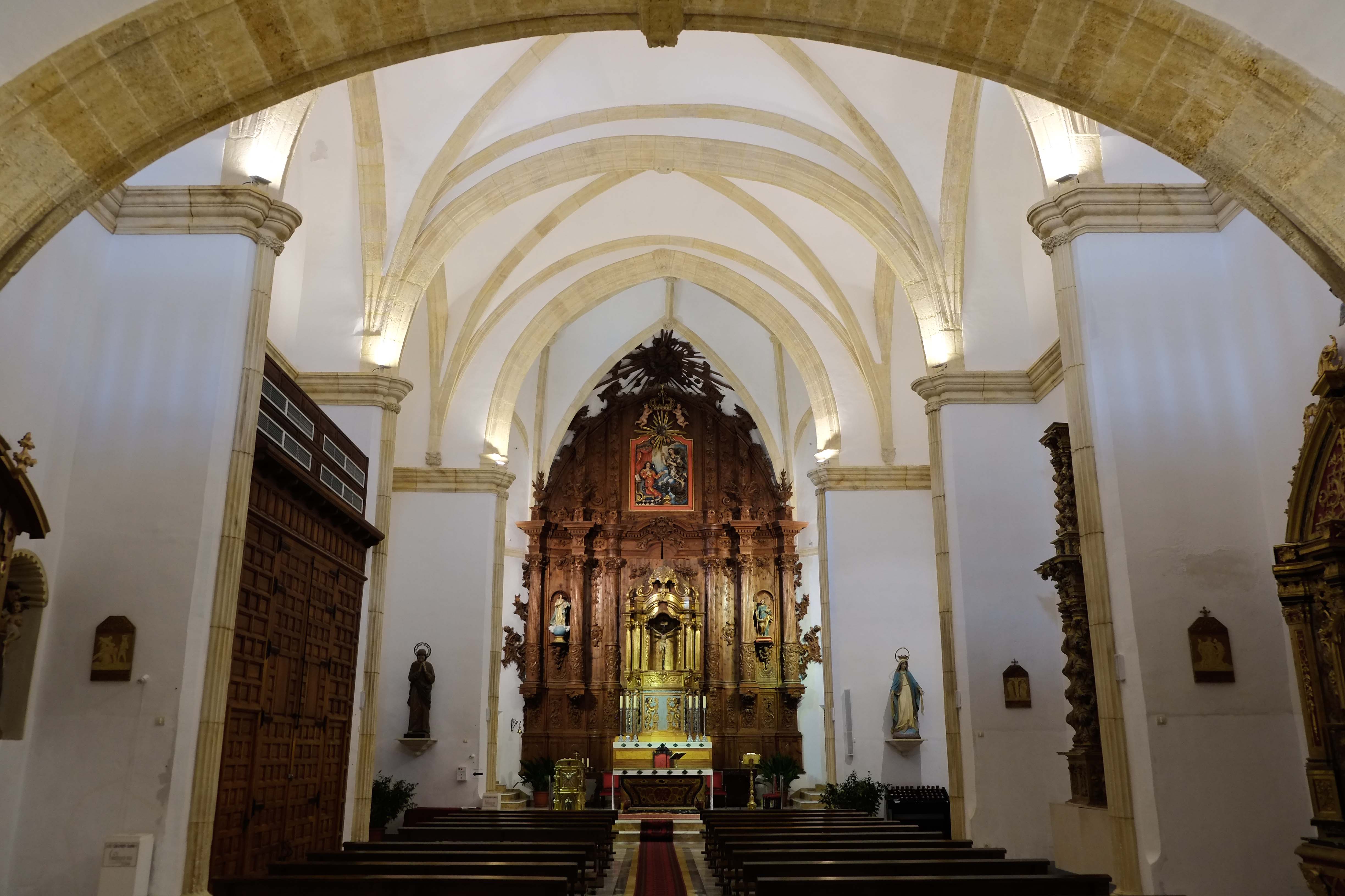 Vista general del interior, presidido por un monumental retablo barroco sin dorar © Fotografía: Paco Bonilla