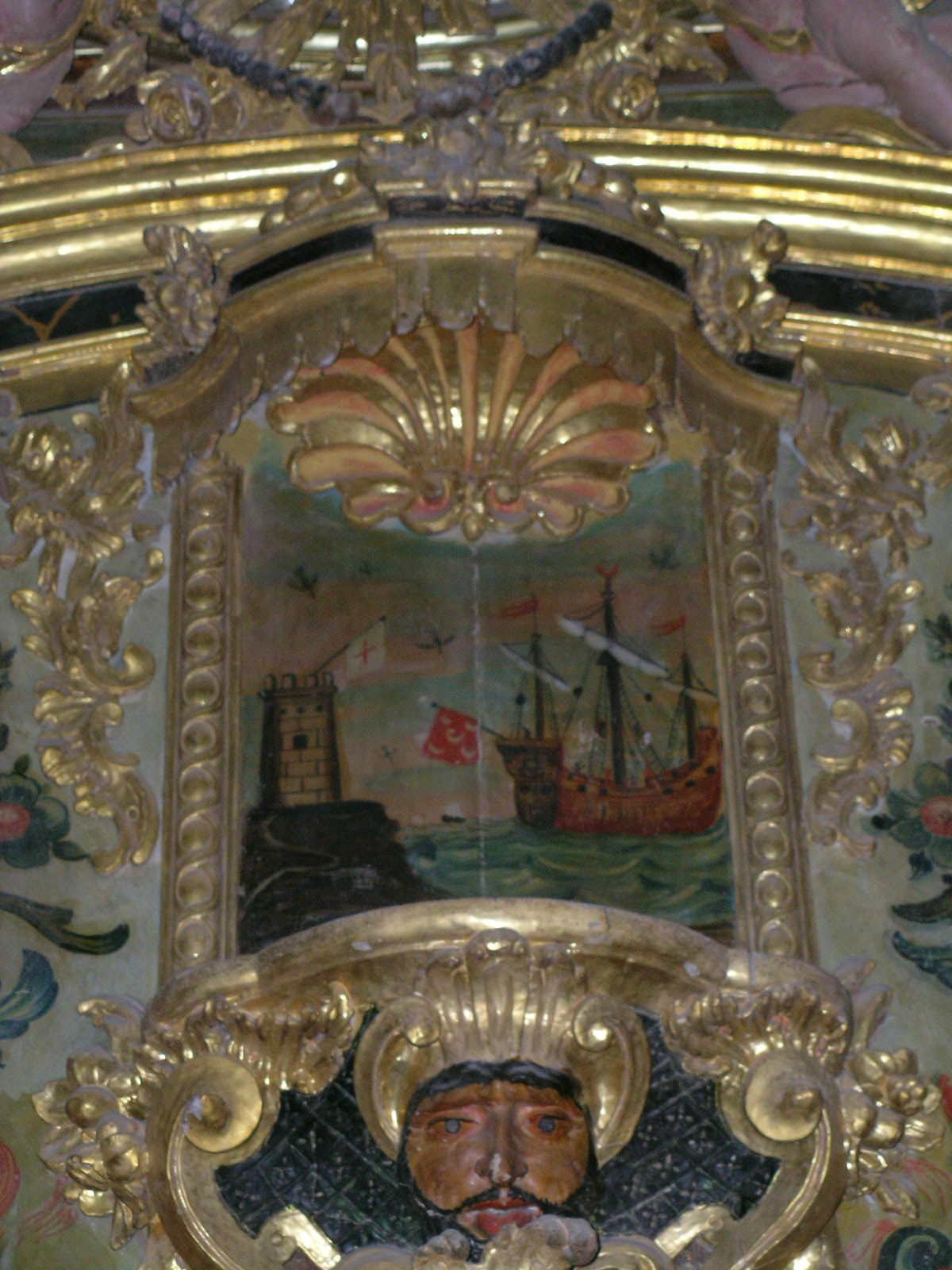 Detalle del retablo de la Virgen de la Victoria, con cabeza del árabe y una torre en la costa © Fotografía: Alfonso Ruiz