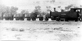 Tren minero en las proximidades de Lucainena de las Torres, en los primeros años del siglo XX. Fondo Museo Vasco del Ferrocarril.