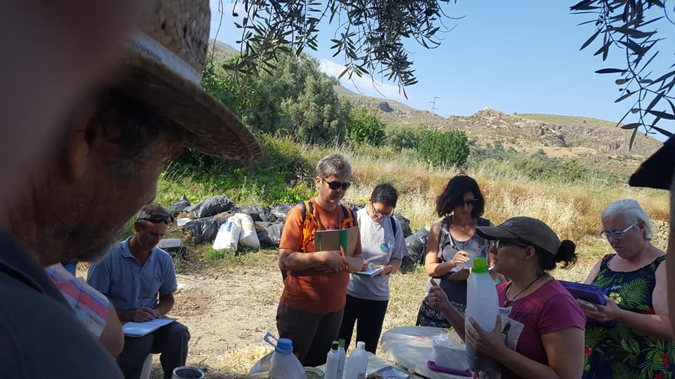 GENTE APRENDIENDO EN EL HUERTO ECOLÓGICO