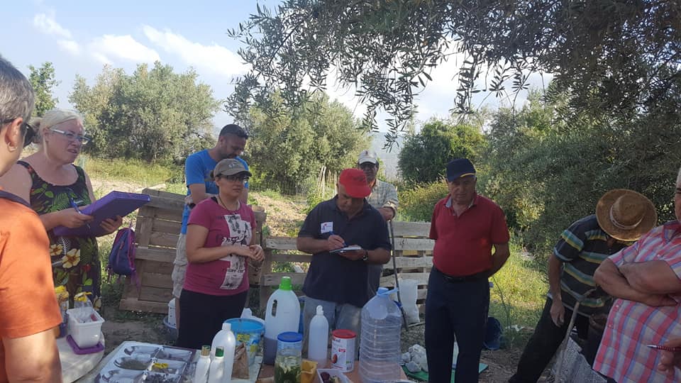 GENTE TOMANDO NOTA DEL EXPERTO EN HUERTOS ECOLÓGICOS