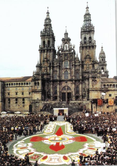 Imagen de la Plaza del Obradoiro con la catedral al fondo.