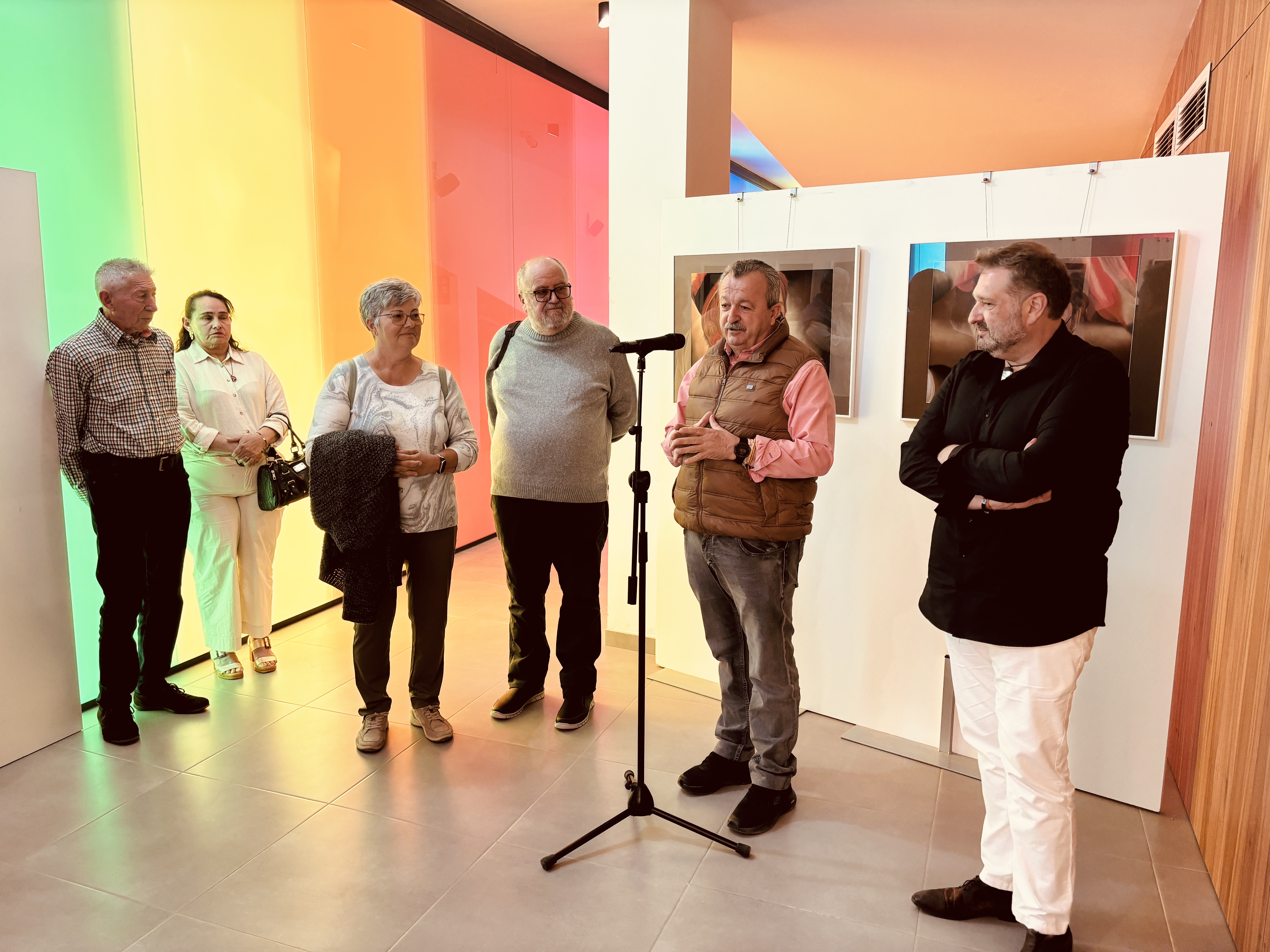 El Espacio Escénico de Pulpí acoge la nueva Exposición de Pintura y Fotografía “Indios Amazónicos”