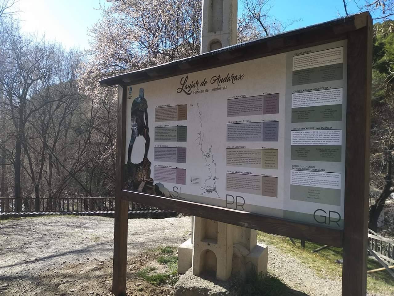 Cartel de información al senderista en Laujar de Andarax