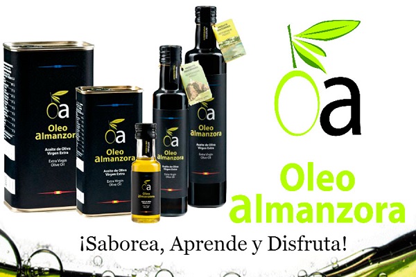 Cinco envases de aceite. Logo de Oleo Almanzora y eslogan "¡Saborea,Aprende y Disfruta!"