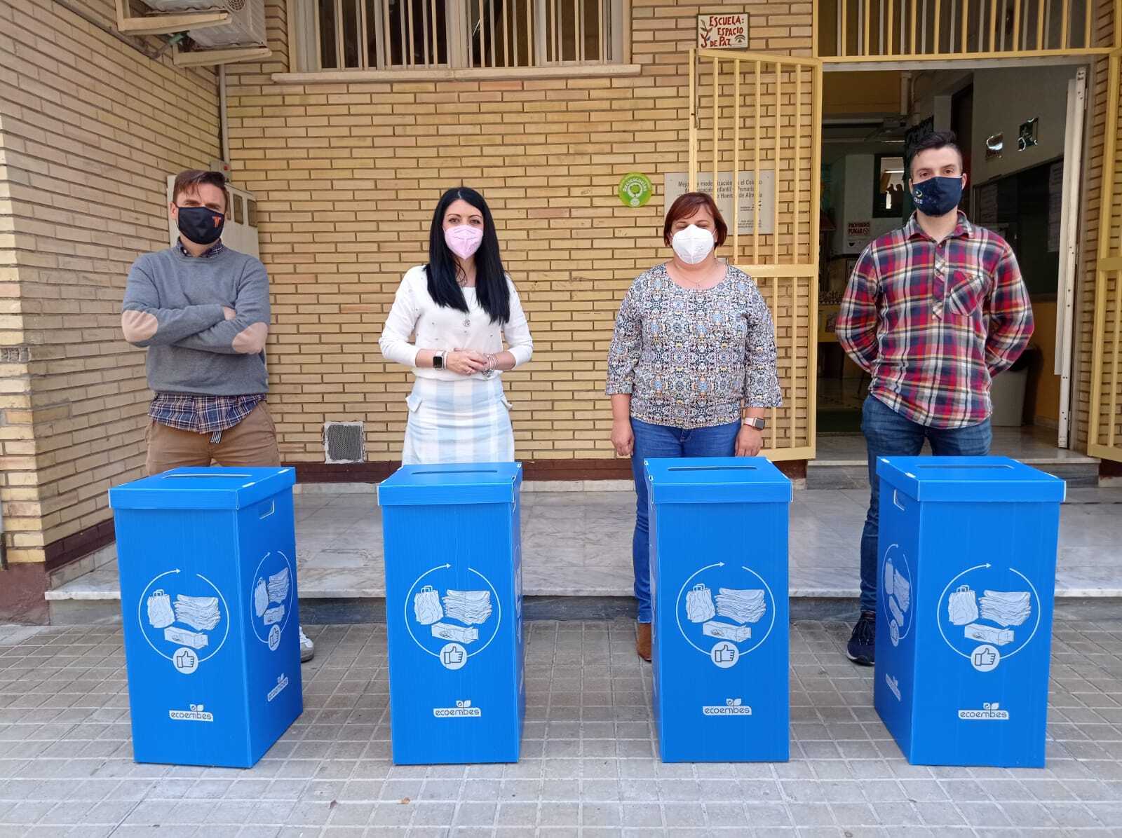 20 nuevos mini contenedores azules de reciclaje para el CEIP 28de febrero de Huércal de Almería